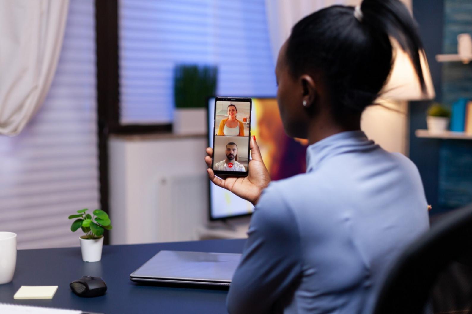 Espacio de trabajo organizado con documentos financieros y ordenador portátil