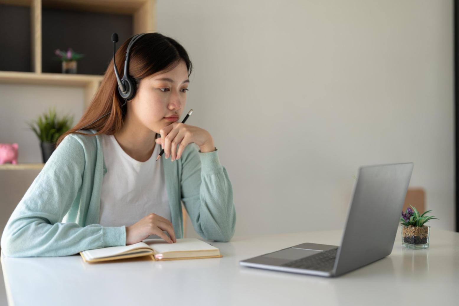 Equipo de elantrovia trabajando en análisis financiero