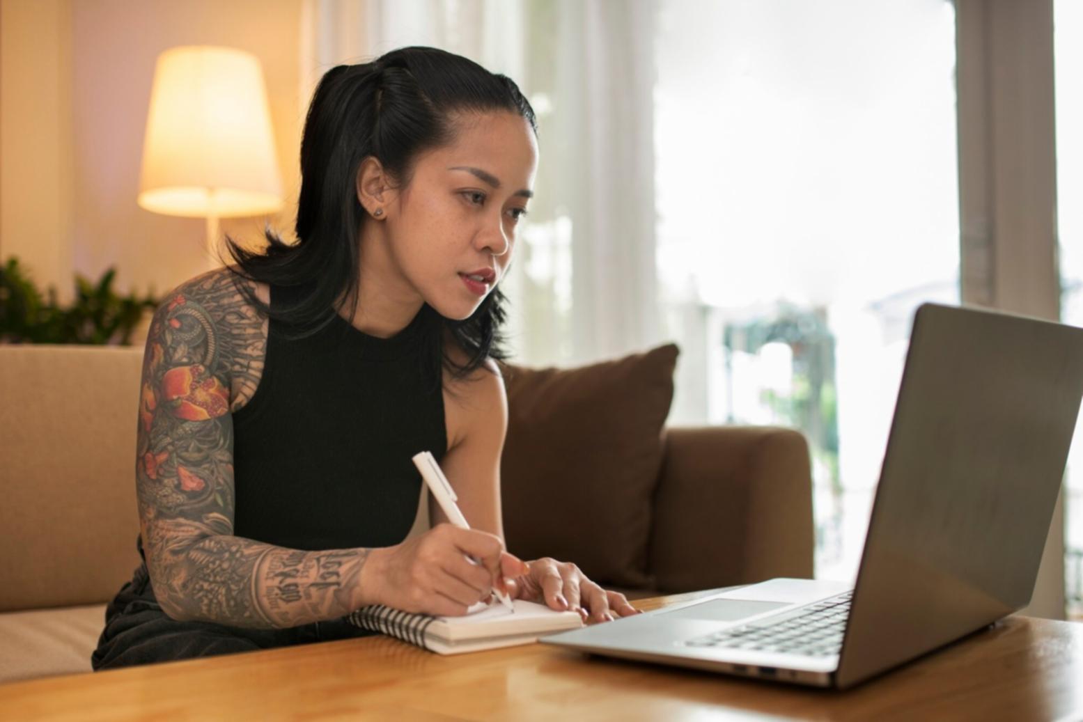 Trabajo colaborativo en equipo financiero remoto