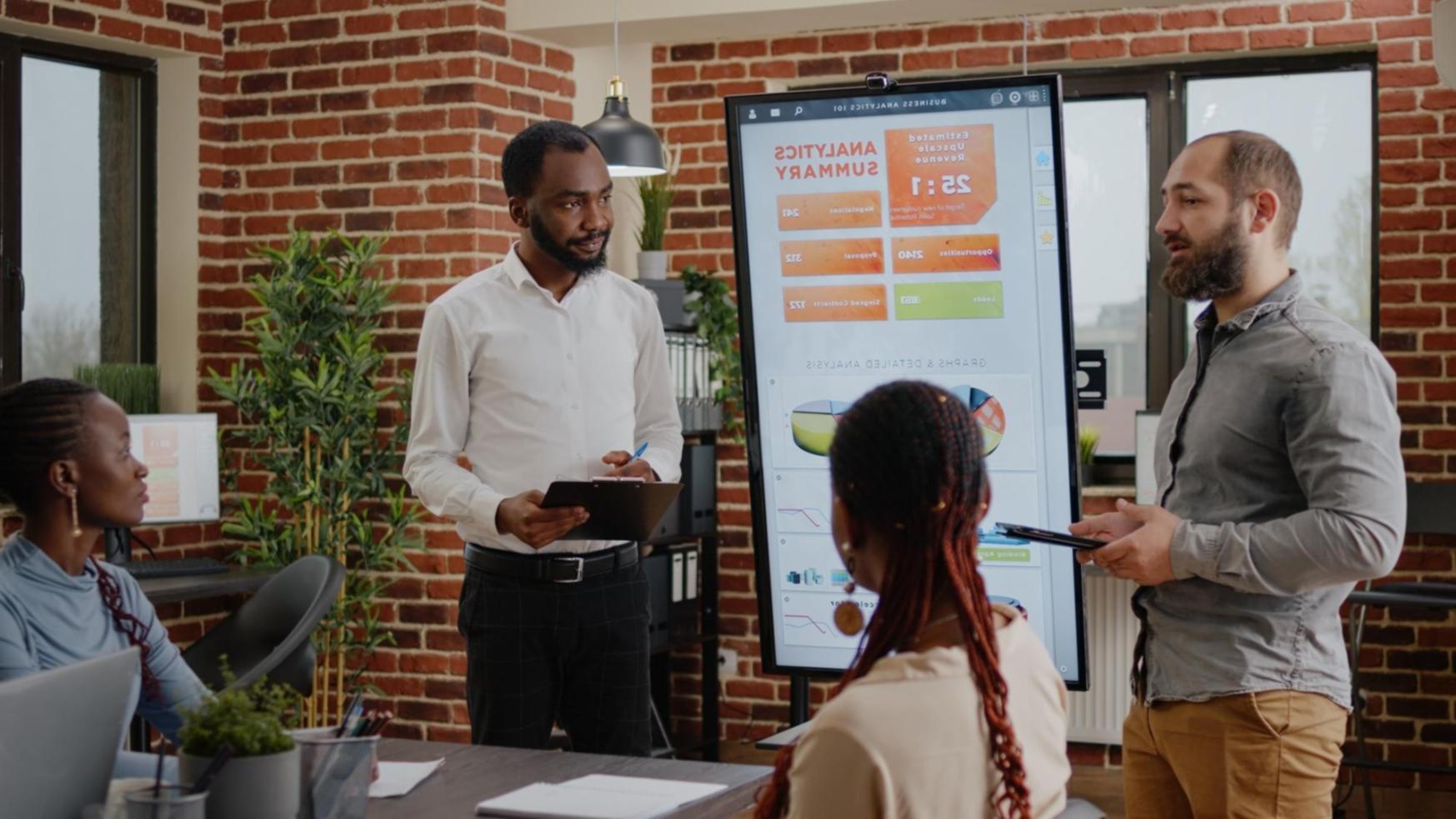 Espacio de trabajo con gráficos financieros y herramientas de análisis presupuestario