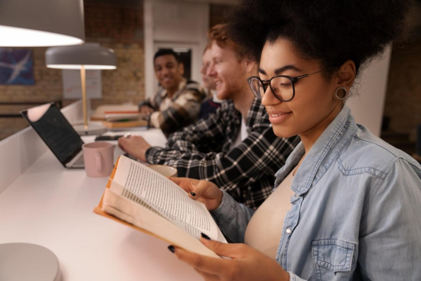 Análisis de datos financieros en pantalla de ordenador