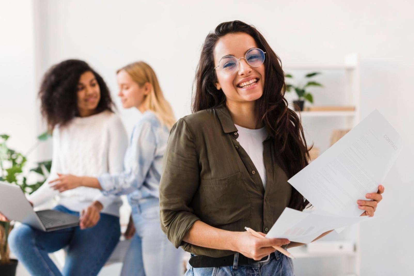 Equipo de elantrovia trabajando en análisis financiero en oficina de Palma
