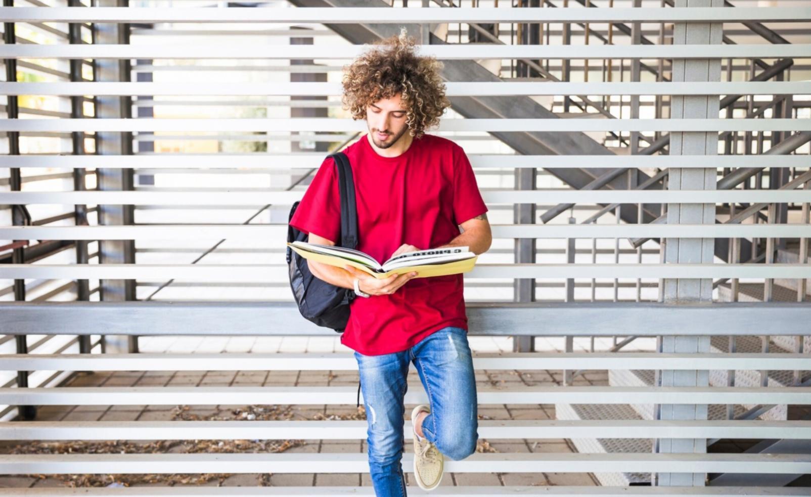 Profesionales trabajando colaborativamente en análisis de datos financieros